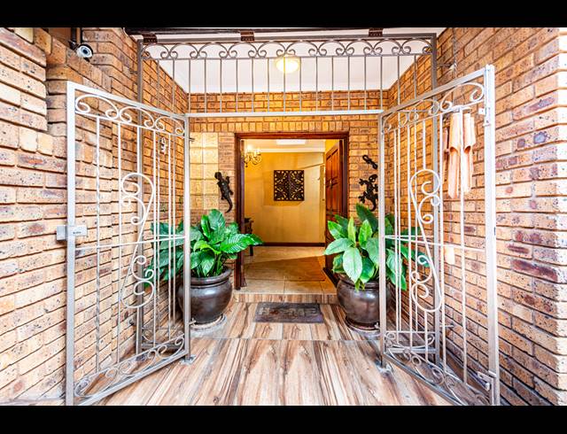 4 BEDROOM FREEHOLD SOLD IN COWIES HILL